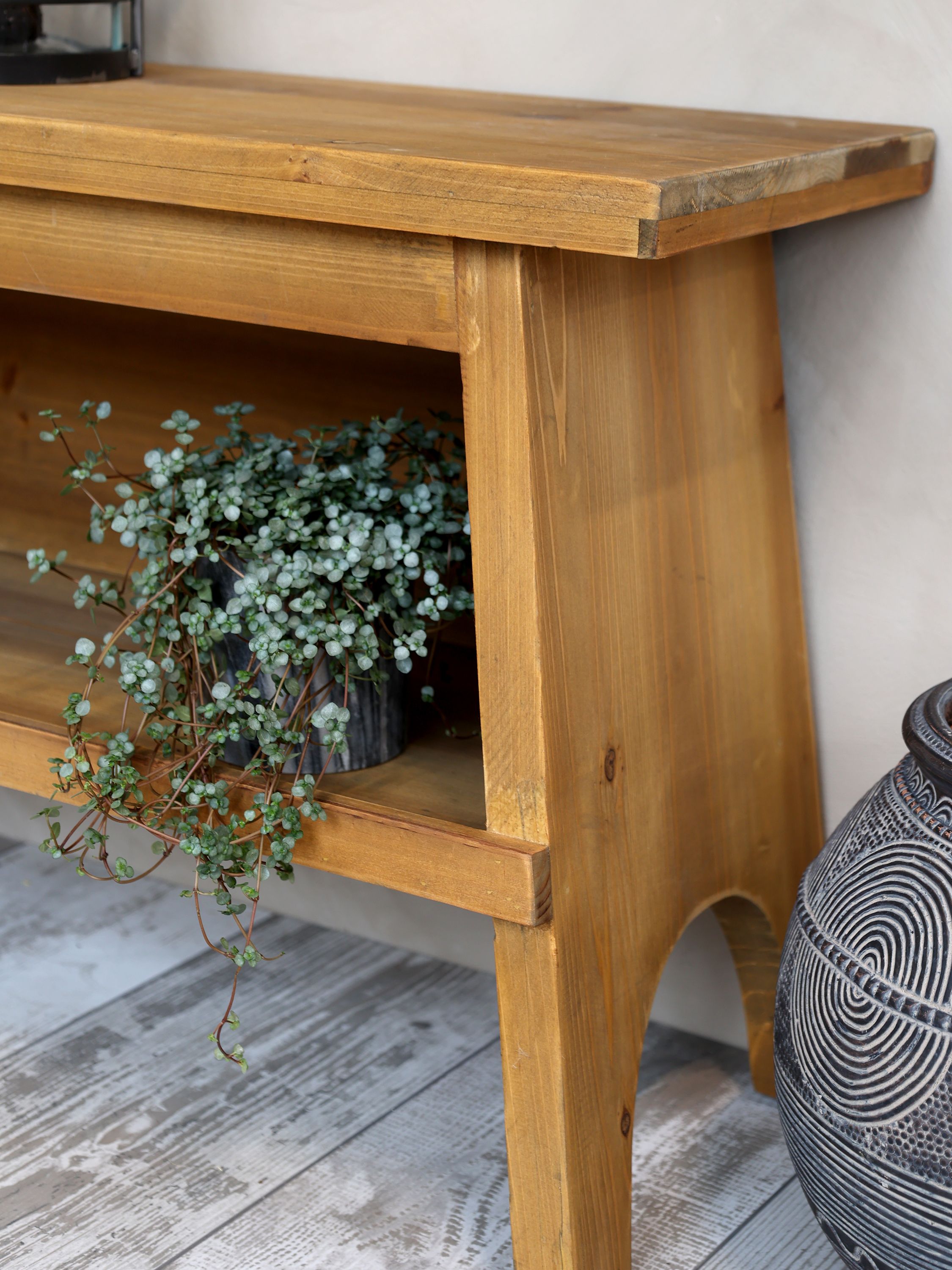 Banc en bois avec étagère