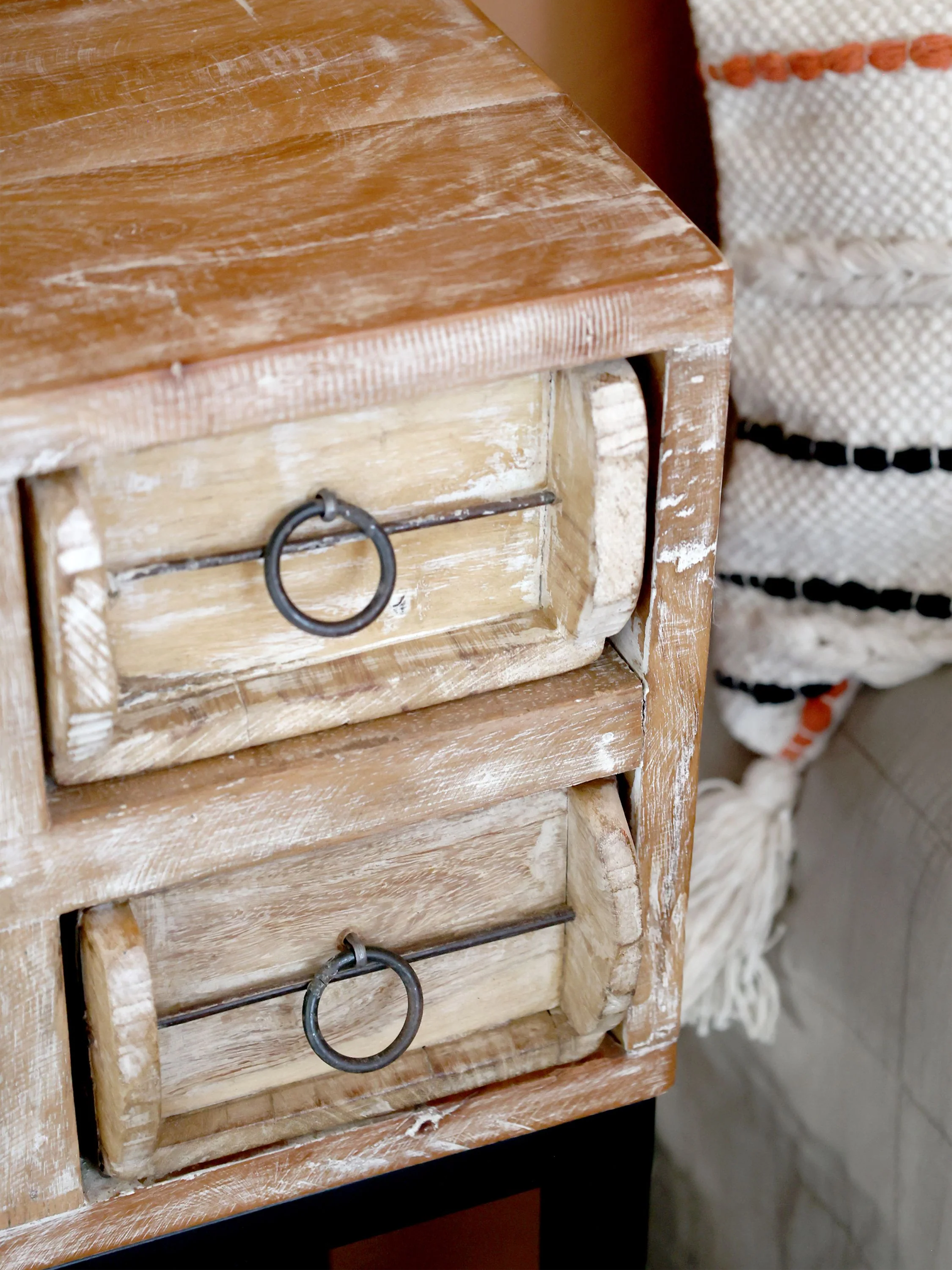 Table d'appoint en bois recyclé patiné