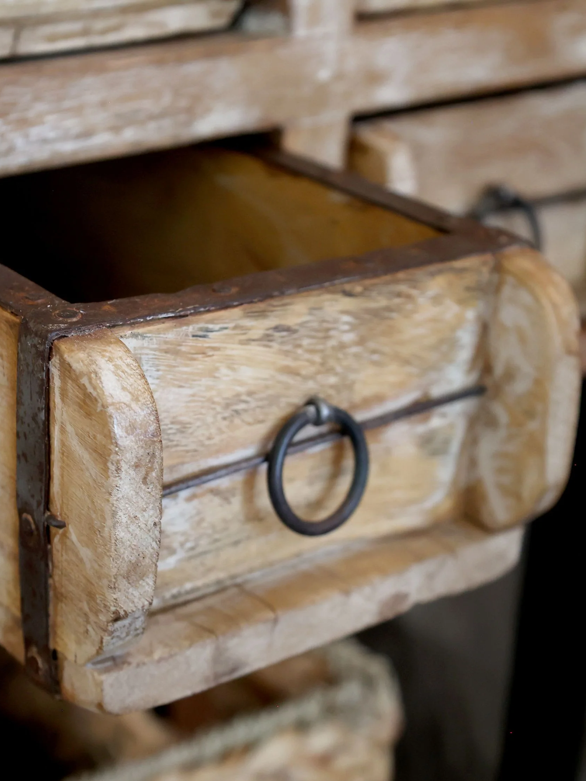 Table d'appoint en bois recyclé patiné